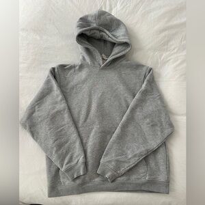 Alo yoga sweatshirt size xs but def fits like an oversized medium.